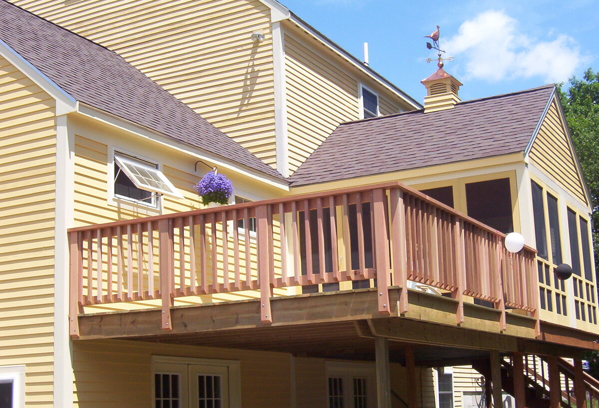 Custom deck with railings - Perfect outdoor entertaining space for Maine homes